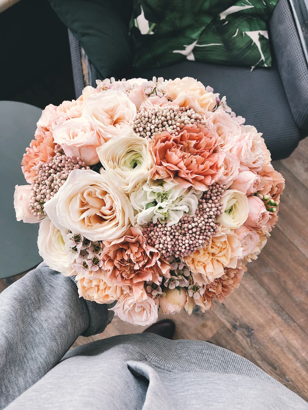 Bó hoa hồng và hoa mao lương sắc hồng nhẹ nhàng